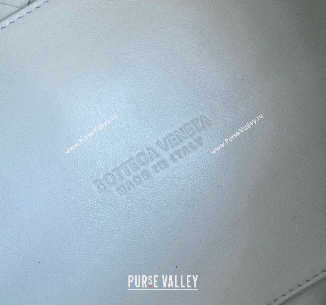 Bottega Veneta Small Parachute Shoulder Bag in Intrecciato Leather 796569 White 2024 (WT-240621013)