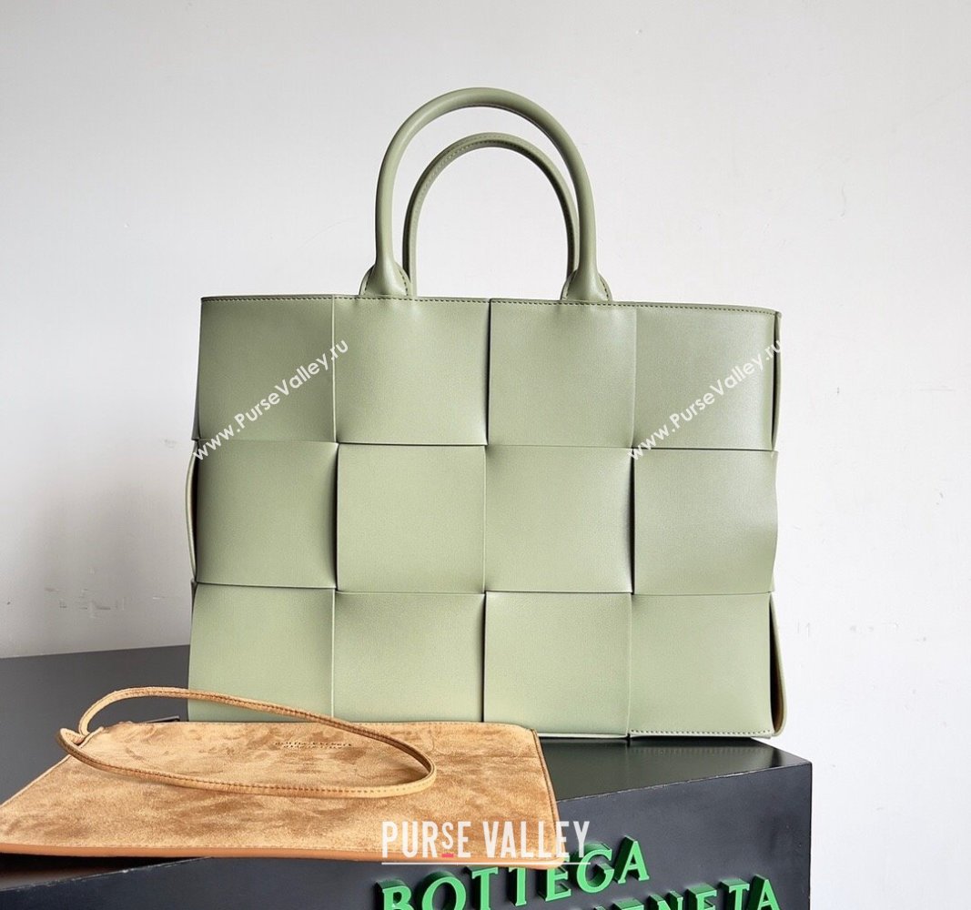 Bottega Veneta Medium Arco Tote Bag in Intrecciato Leather 729244 Sage Green 2024 (YX-240919041)