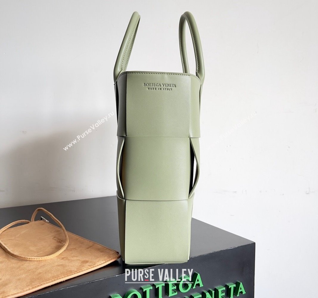 Bottega Veneta Medium Arco Tote Bag in Intrecciato Leather 729244 Sage Green 2024 (YX-240919041)