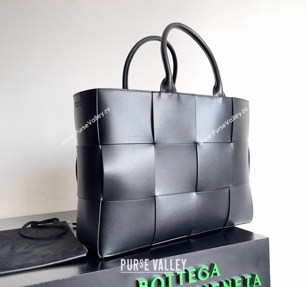 Bottega Veneta Medium Arco Tote Bag in Intrecciato Leather 729244 Black2 2024 (YX-240919046)