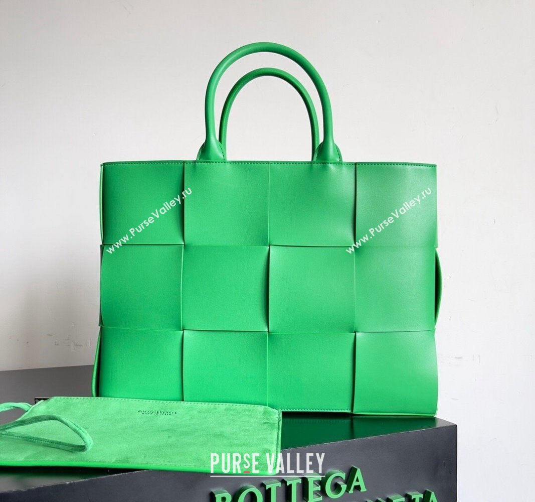 Bottega Veneta Medium Arco Tote Bag in Intrecciato Leather 729244 Parakeet Green 2024 (YX-240919042)