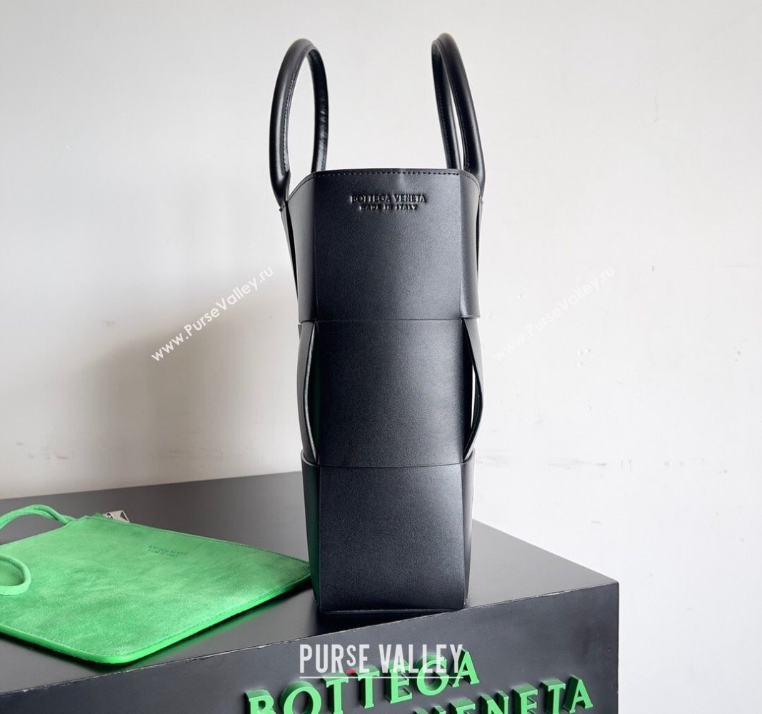 Bottega Veneta Medium Arco Tote Bag in Intrecciato Leather 729244 Black/Green 2024 (YX-240919047)