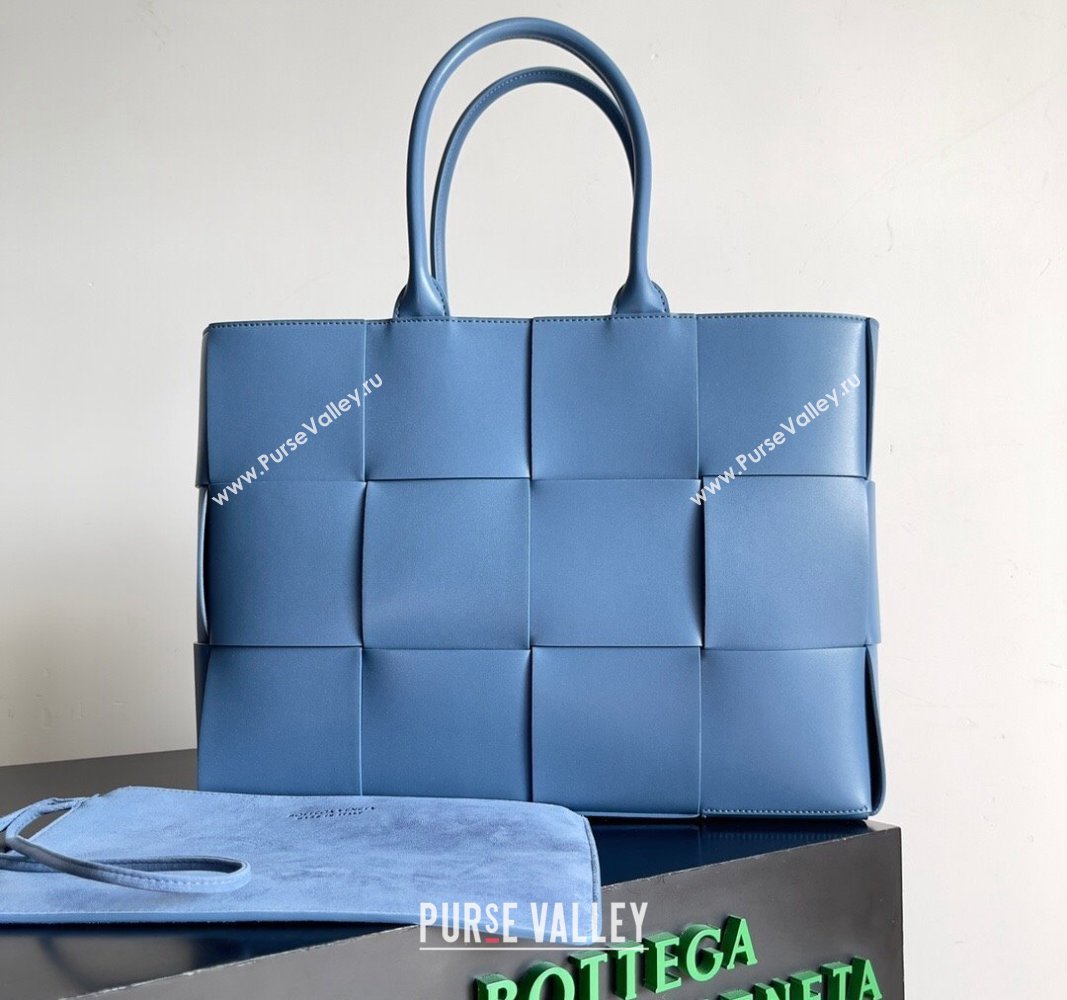 Bottega Veneta Medium Arco Tote Bag in Intrecciato Leather 729244 Blue 2024 (YX-240919051)