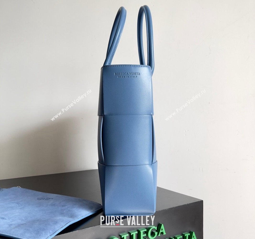 Bottega Veneta Medium Arco Tote Bag in Intrecciato Leather 729244 Blue 2024 (YX-240919051)