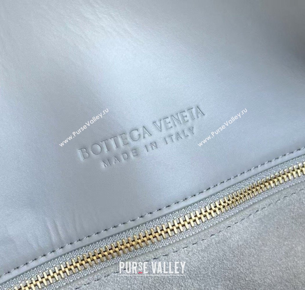 Bottega Veneta Medium Liberta Cross-body bag in Smooth Calfskin Pale Grey 2024 806034 (WT-241217037)