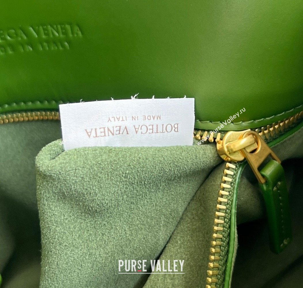 Bottega Veneta Small Liberta Cross-body bag in Smooth Calfskin Green 2024 806030 (WT-241217040)