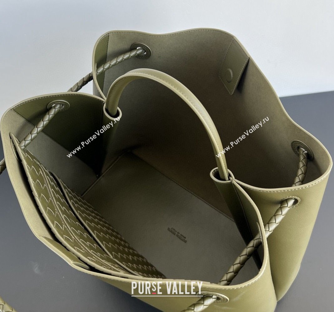 Bottega Veneta Mens Large Andiamo Top Handle Bag in Calfskin Leather Green 2024 806010 (WT-250519083)