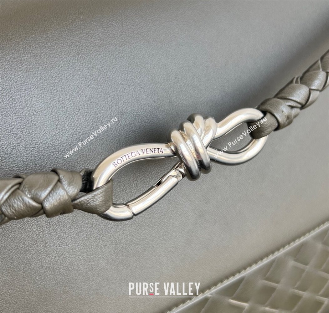 Bottega Veneta Mens Andiamo Messenger Bag in Intrecciato Leather 807715 Khaki Green 2025 (WT-250205044)