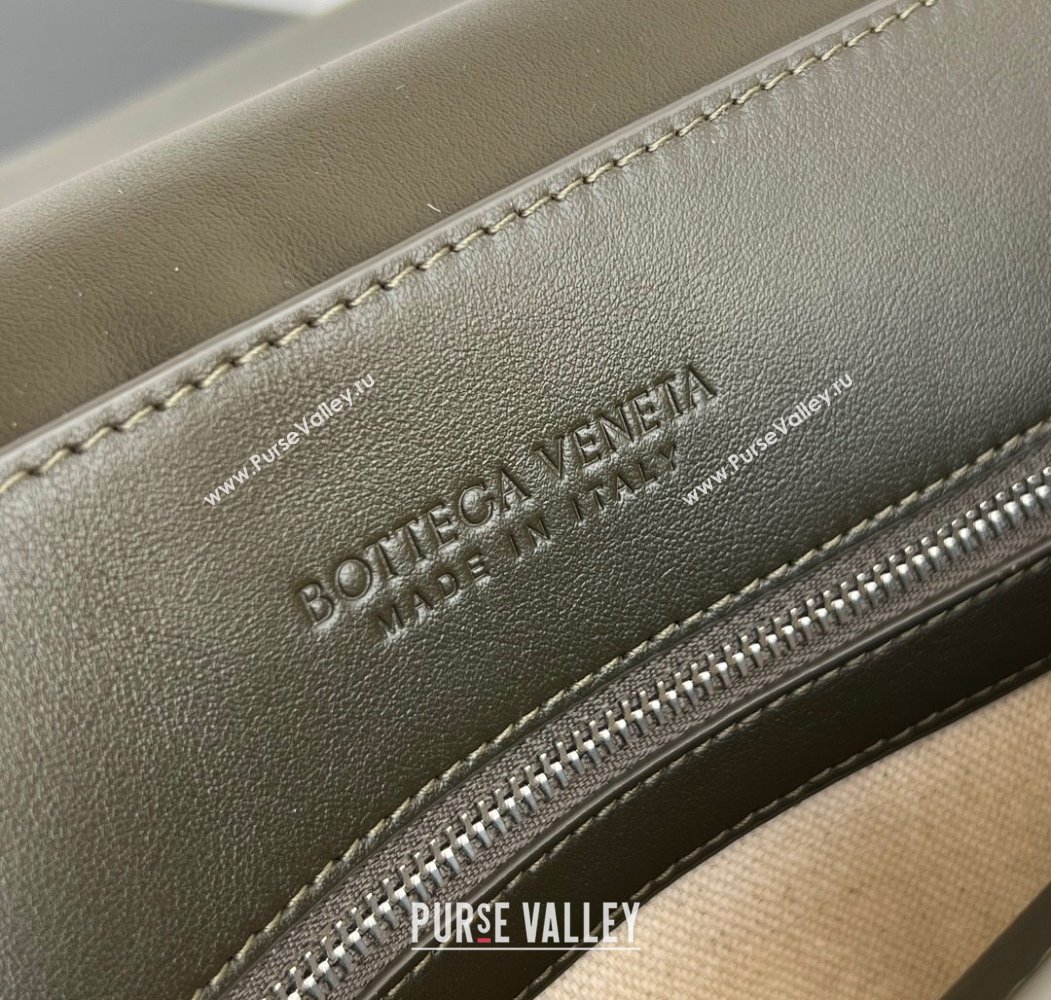 Bottega Veneta Mens Andiamo Messenger Bag in Intrecciato Leather 807715 Khaki Green 2025 (WT-250205044)