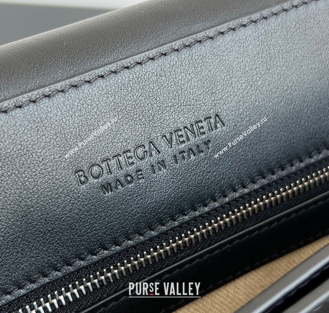 Bottega Veneta Mens Andiamo Messenger Bag in Intrecciato Leather 807715 Black 2025 (WT-250205045)