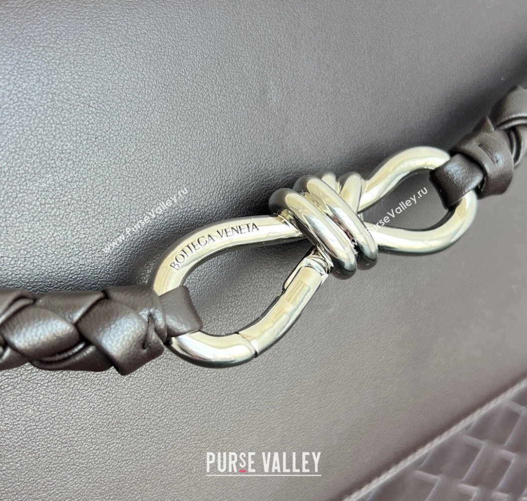 Bottega Veneta Mens Andiamo Messenger Bag in Intrecciato Leather 807715 Fondant Brown 2025 (WT-250205046)