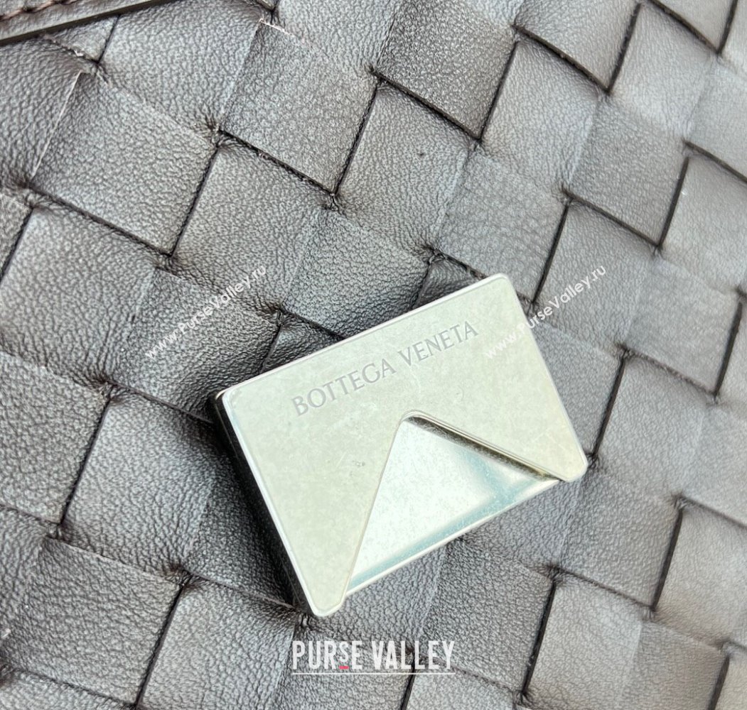 Bottega Veneta Mens Andiamo Messenger Bag in Intrecciato Leather 807715 Fondant Brown 2025 (WT-250205046)