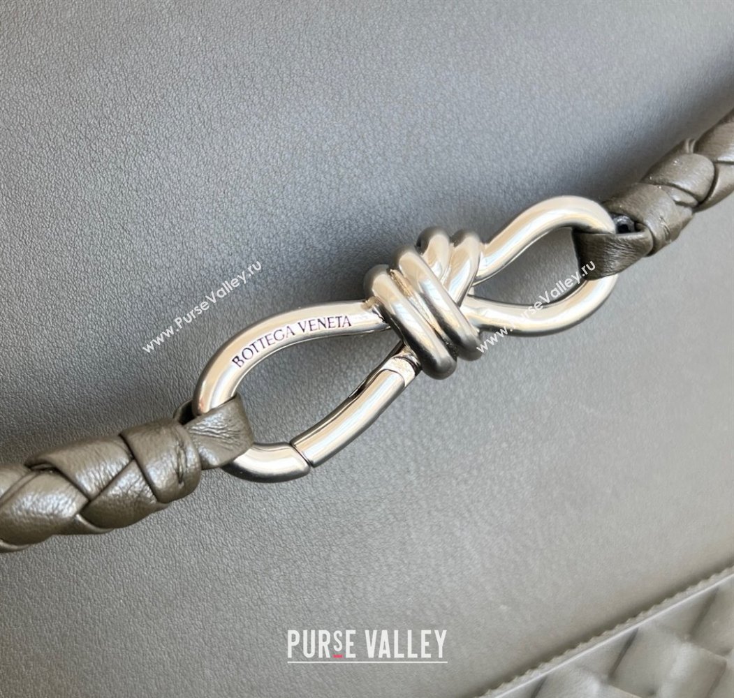 Bottega Veneta Mens Large Andiamo Messenger Bag in Intrecciato Leather 805969 Khaki Green 2025 (WT-250205047)