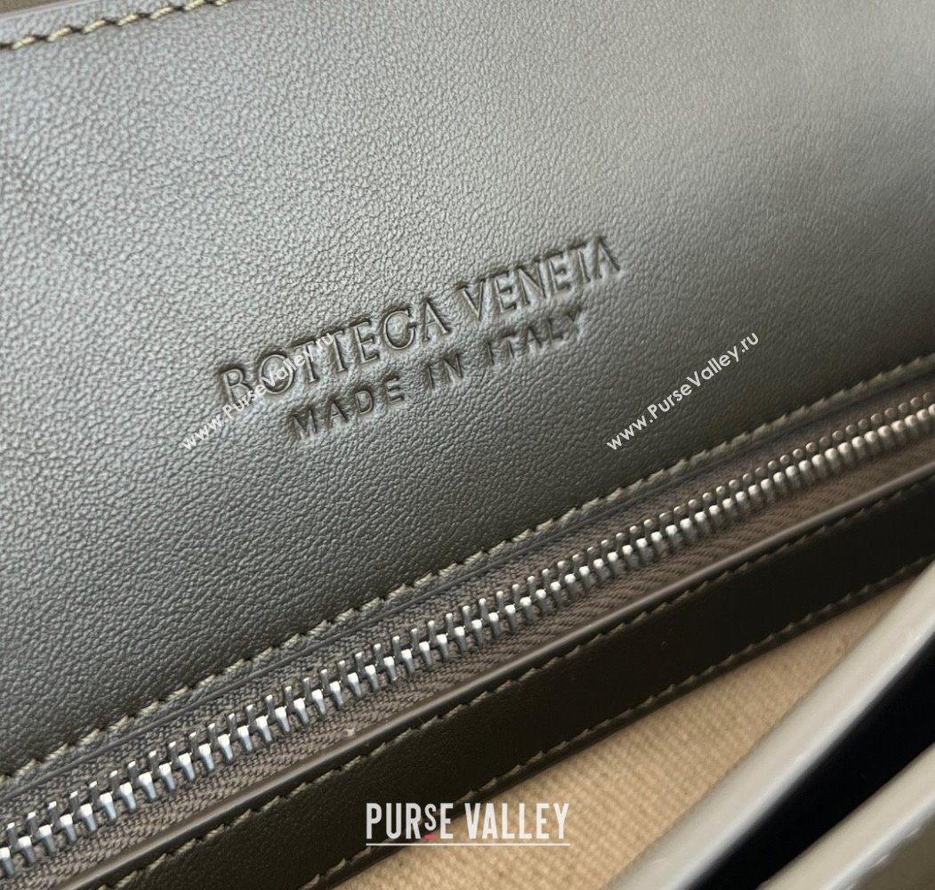 Bottega Veneta Mens Large Andiamo Messenger Bag in Intrecciato Leather 805969 Khaki Green 2025 (WT-250205047)