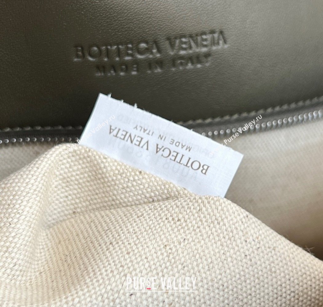Bottega Veneta Mens Large Andiamo Messenger Bag in Intrecciato Leather 805969 Khaki Green 2025 (WT-250205047)
