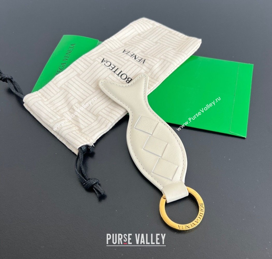 Bottega Veneta Fish Keyring in Intreccio Leather White 2025 806109 (MS-250205032)