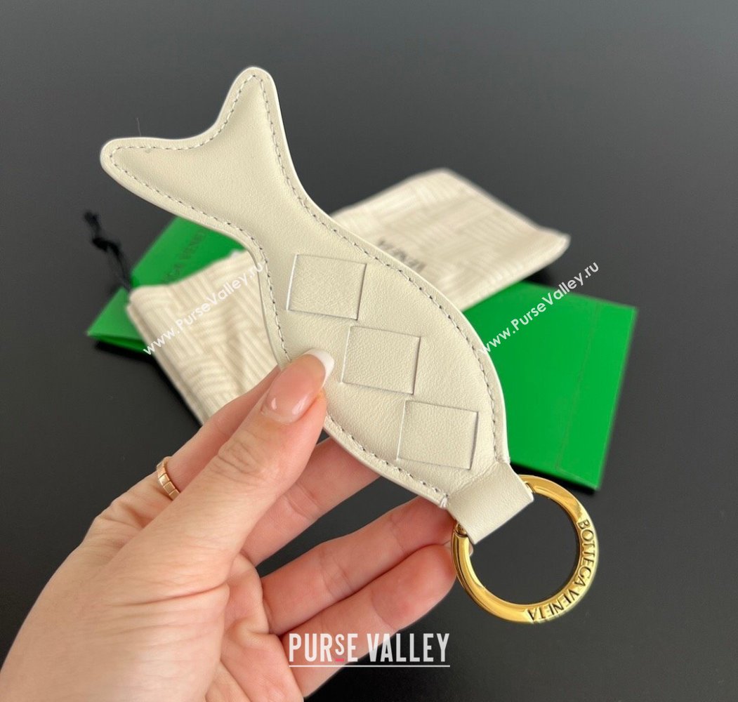 Bottega Veneta Fish Keyring in Intreccio Leather White 2025 806109 (MS-250205032)