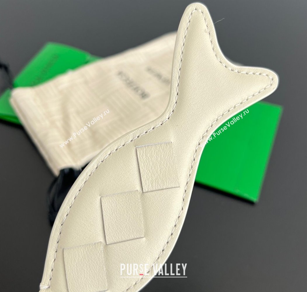 Bottega Veneta Fish Keyring in Intreccio Leather White 2025 806109 (MS-250205032)