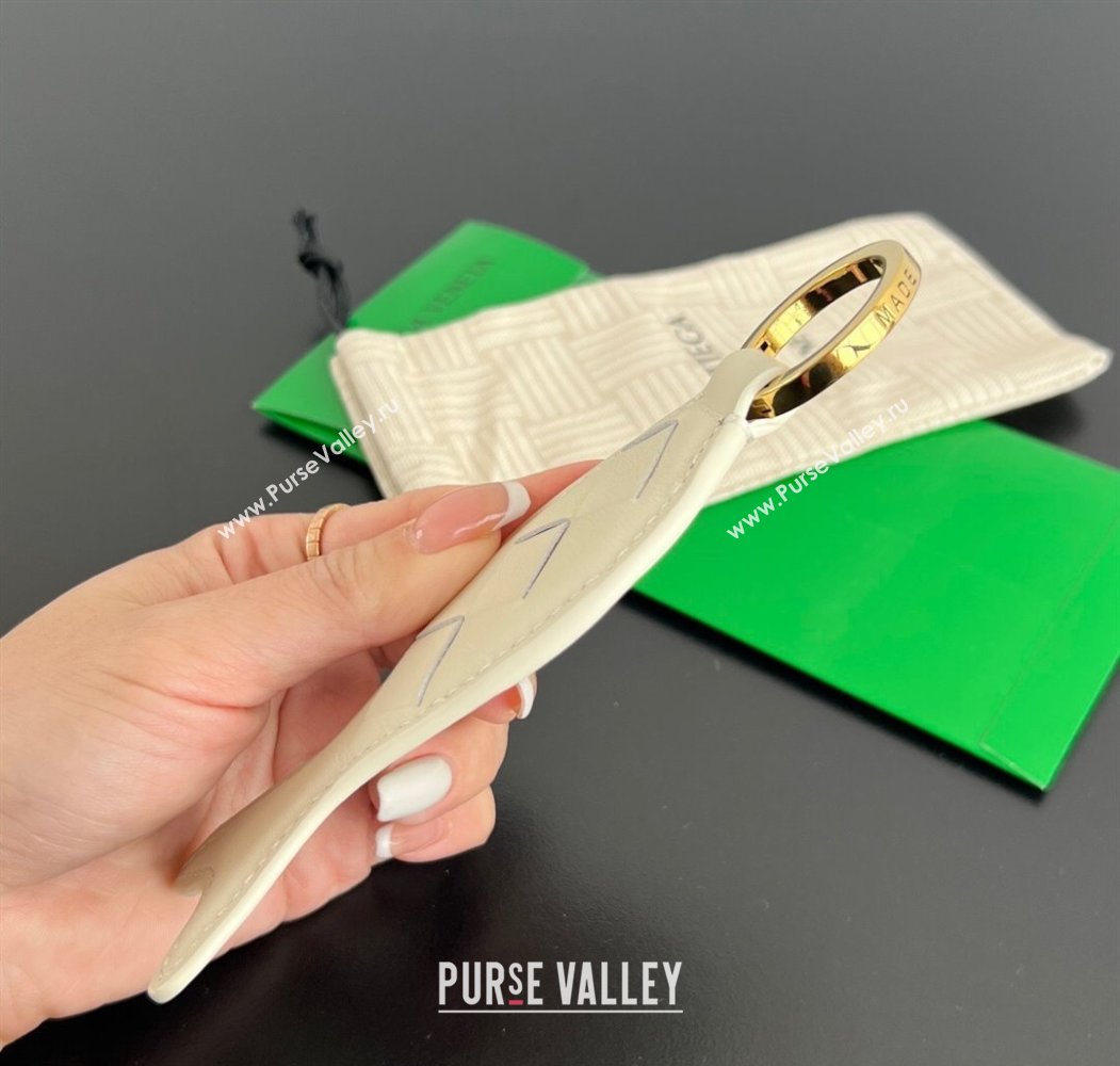 Bottega Veneta Fish Keyring in Intreccio Leather White 2025 806109 (MS-250205032)