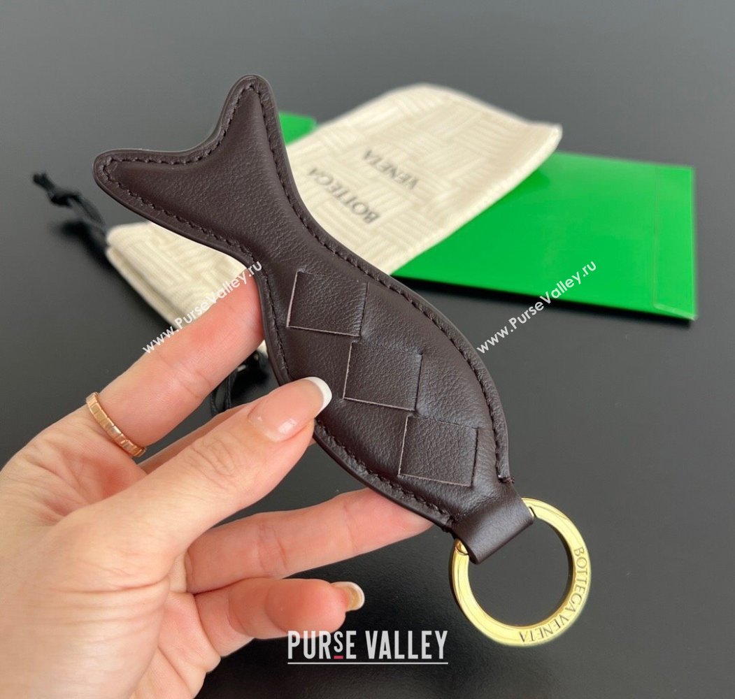 Bottega Veneta Fish Keyring in Intreccio Leather Fondant Brown 2025 806109 (MS-250205033)