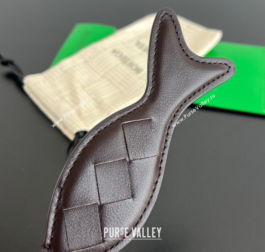 Bottega Veneta Fish Keyring in Intreccio Leather Fondant Brown 2025 806109 (MS-250205033)