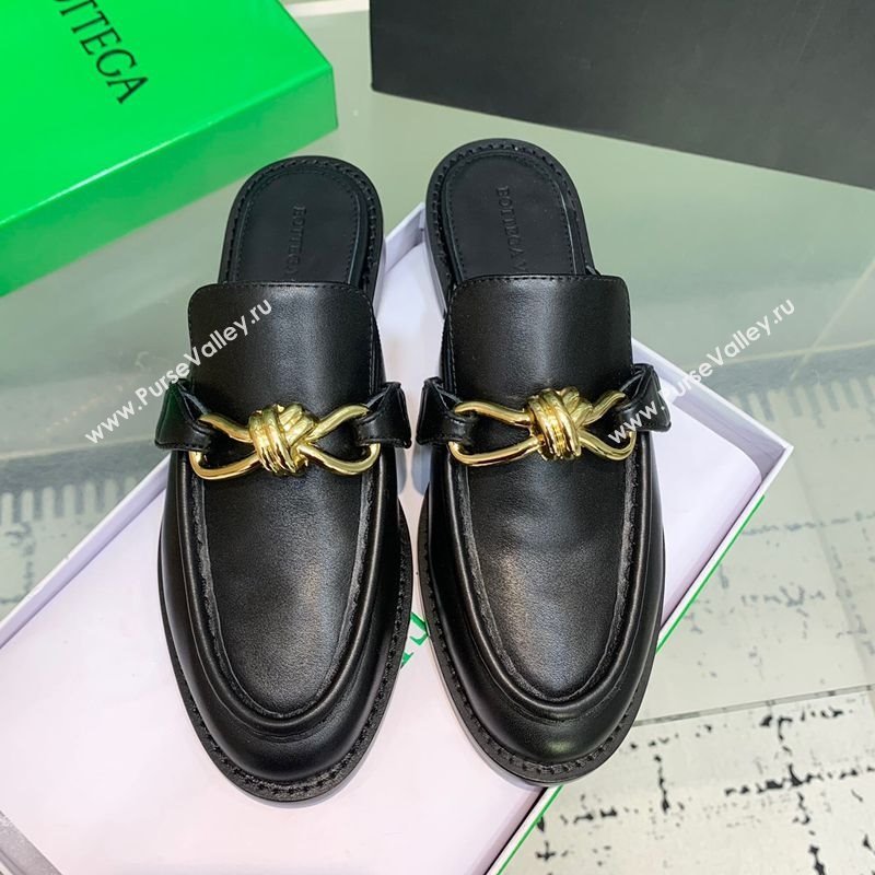 Bottega Veneta Astaire Flat Mules in Calfskin with Gold-Tone Knot Black 2025 (KER-250219096)