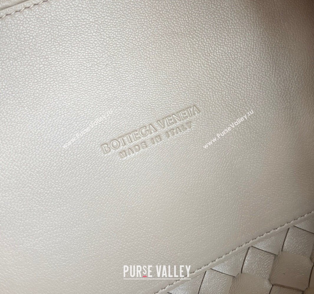 Bottega Veneta Parachute Medium Shoulder Bag in Intrecciato Leather Ecru Beige 2025 835921 (WT-250519032)