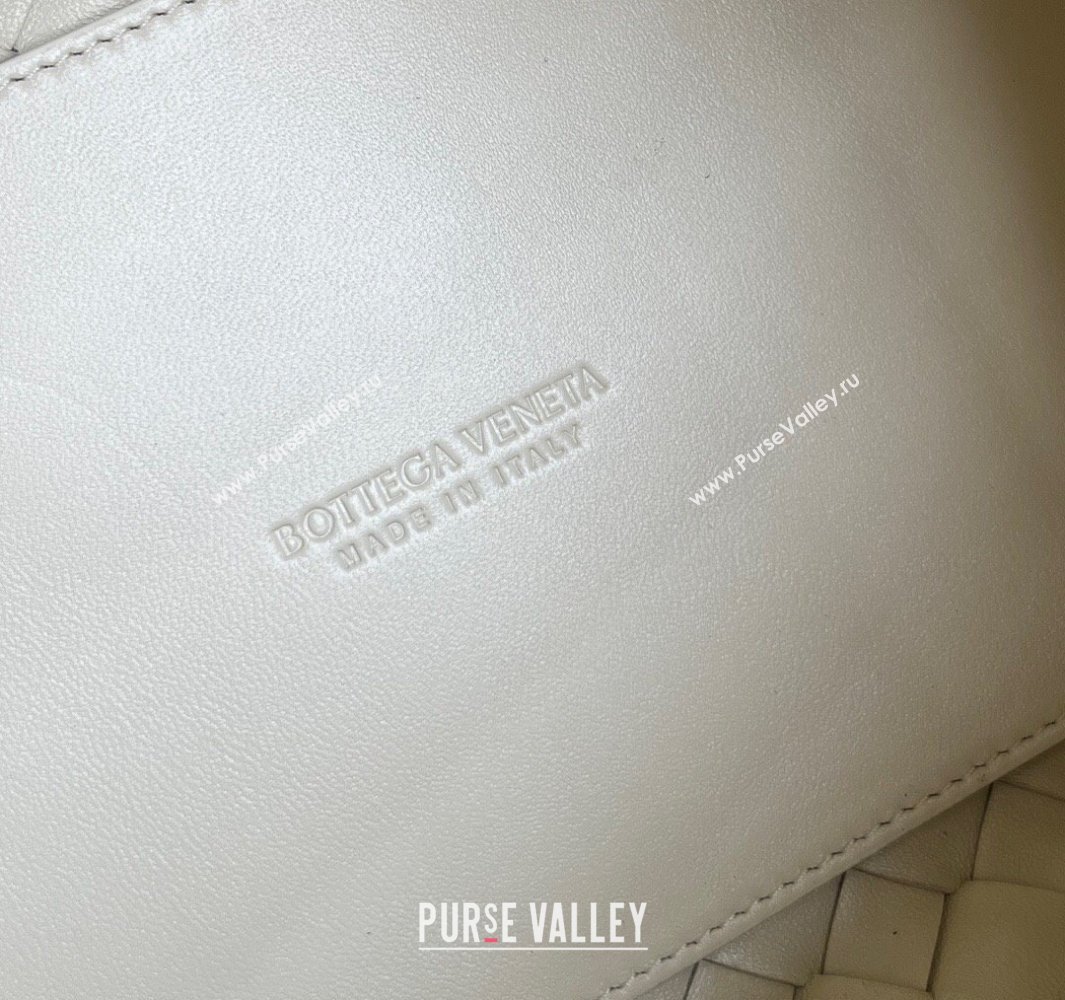 Bottega Veneta Parachute Medium Shoulder Bag in Intrecciato Leather Sea Salt 2025 835921 (WT-250519033)