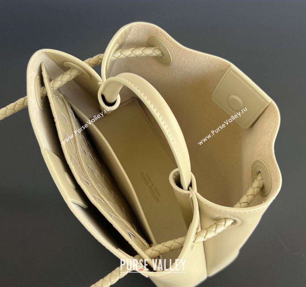 Bottega Veneta Small Andiamo Top Handle Bag in Calfskin Leather Light butterscotch Beige 2025 810213 (WT-250519073)