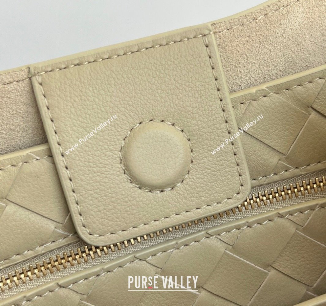 Bottega Veneta Small Andiamo Top Handle Bag in Calfskin Leather Light butterscotch Beige 2025 810213 (WT-250519073)