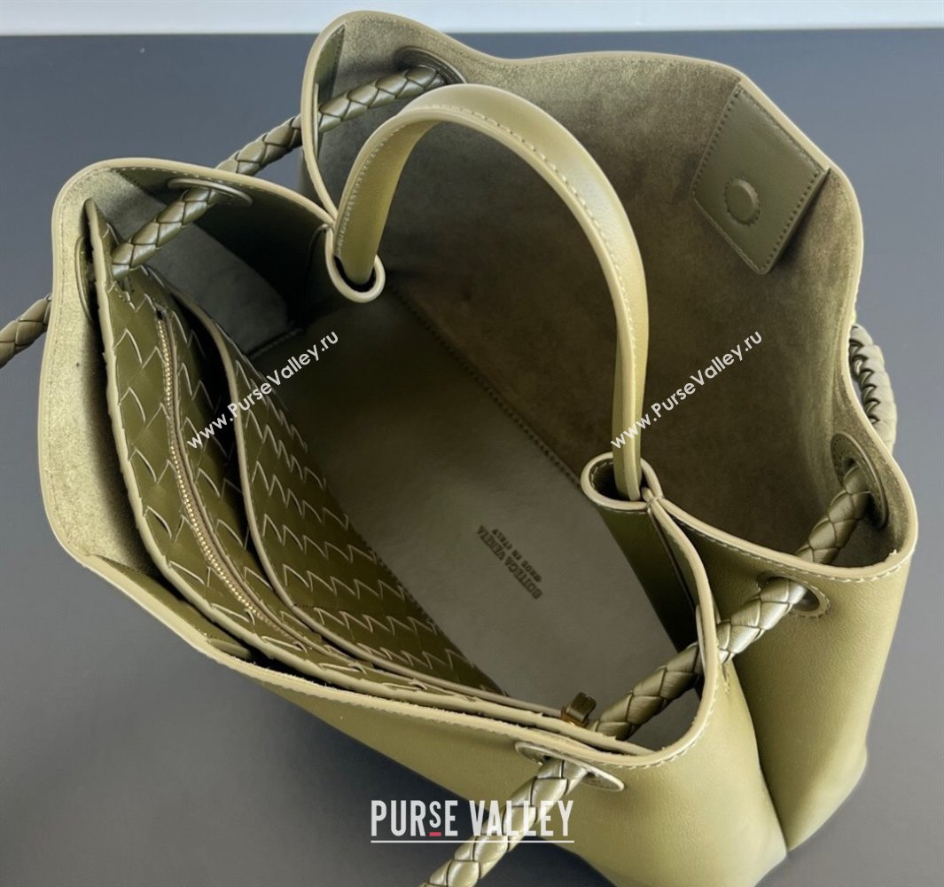Bottega Veneta Medium Andiamo Top Handle Bag in Calfskin Leather Green2 2025 810214 (WT-250519079)