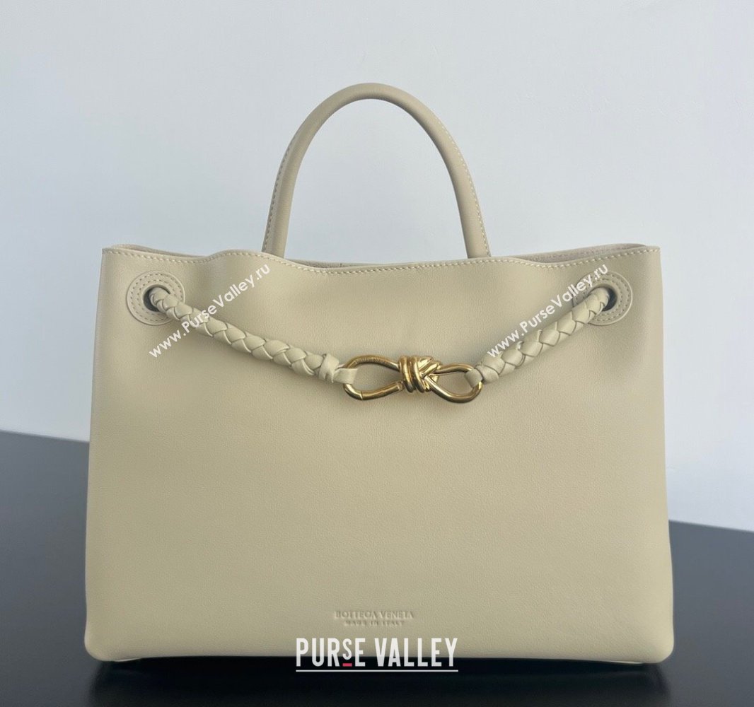 Bottega Veneta Medium Andiamo Top Handle Bag in Calfskin Leather Light butterscotch Beige 2025 810214 (WT-250519080)