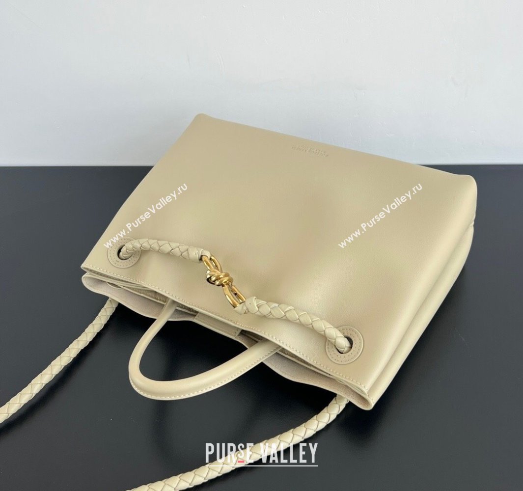 Bottega Veneta Medium Andiamo Top Handle Bag in Calfskin Leather Light butterscotch Beige 2025 810214 (WT-250519080)