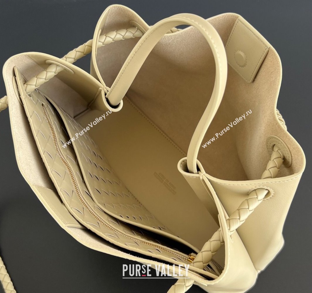 Bottega Veneta Medium Andiamo Top Handle Bag in Calfskin Leather Light butterscotch Beige 2025 810214 (WT-250519080)