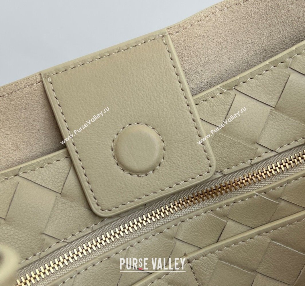 Bottega Veneta Medium Andiamo Top Handle Bag in Calfskin Leather Light butterscotch Beige 2025 810214 (WT-250519080)