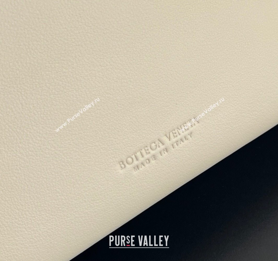 Bottega Veneta Medium Andiamo Top Handle Bag in Calfskin Leather Light butterscotch Beige 2025 810214 (WT-250519080)