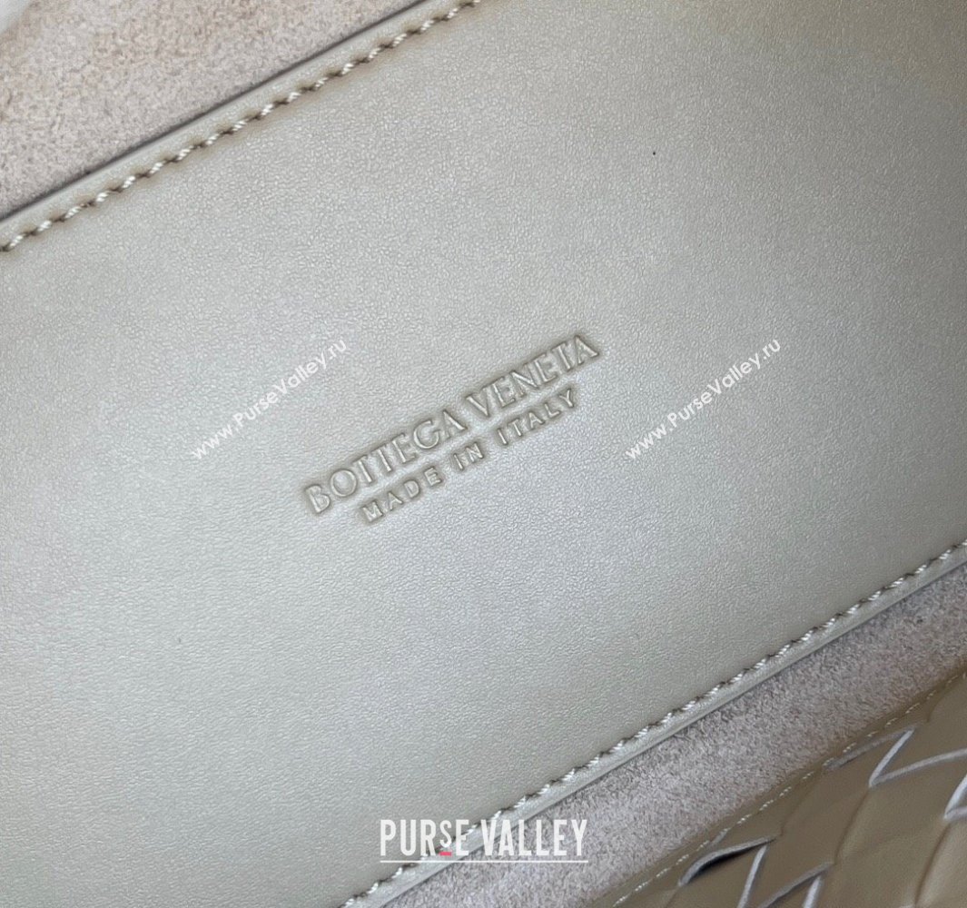 Bottega Veneta Medium Andiamo Top Handle Bag in Calfskin Leather Light butterscotch Beige 2025 810214 (WT-250519080)