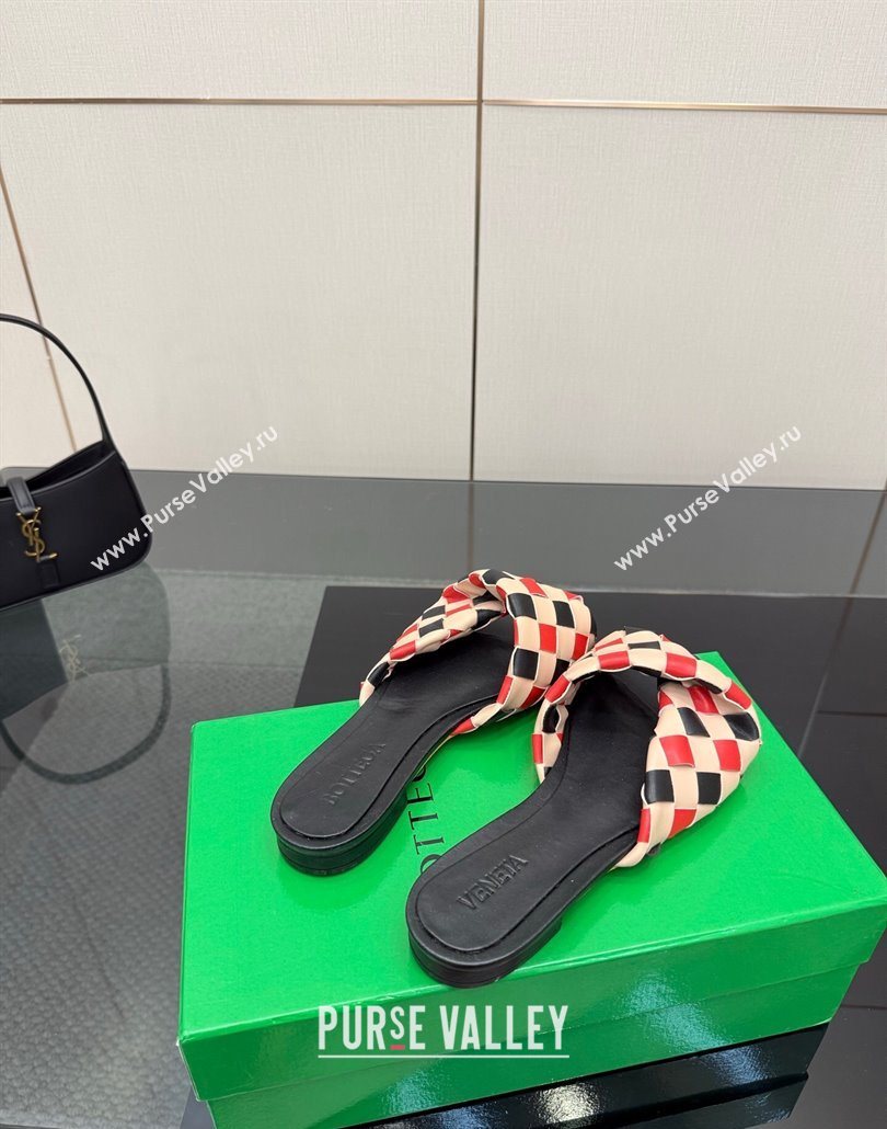 Bottega Veneta Blink Flat Slides Sandals in Vichy Intrecciato Leather with Folded Detail Black 2025 (MD-250604032)