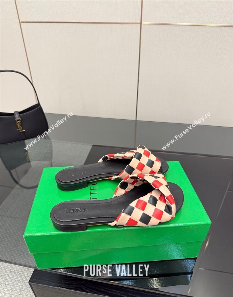 Bottega Veneta Blink Flat Slides Sandals in Vichy Intrecciato Leather with Folded Detail Black 2025 (MD-250604032)