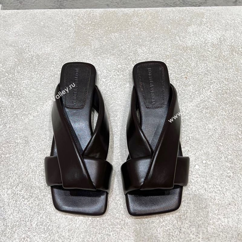 Bottega Veneta Riva Flat Slides Sandal in Shiny Calfskin with Twisted Strap Fondant Brown 2025 (MD-250604044)