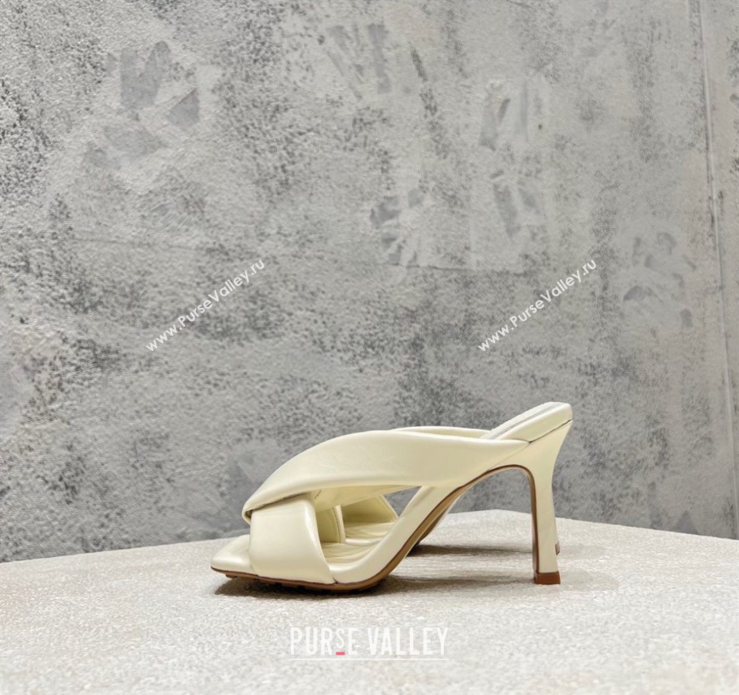 Bottega Veneta Riva Heel Slides Sandal 9cm in Shiny Calfskin with Twisted Strap Sea Salt White 2025 (MD-250604045)