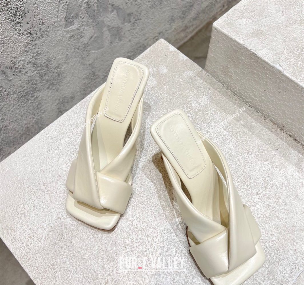 Bottega Veneta Riva Heel Slides Sandal 9cm in Shiny Calfskin with Twisted Strap Sea Salt White 2025 (MD-250604045)