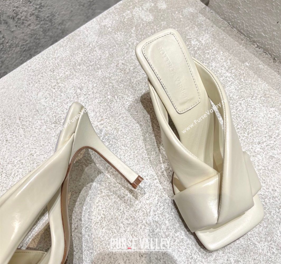 Bottega Veneta Riva Heel Slides Sandal 9cm in Shiny Calfskin with Twisted Strap Sea Salt White 2025 (MD-250604045)
