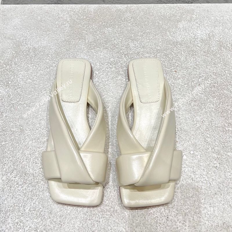 Bottega Veneta Riva Flat Slides Sandal in Shiny Calfskin with Twisted Strap Sea Salt White 2025 (MD-250604046)