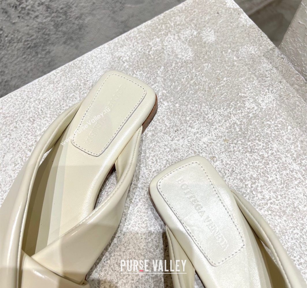 Bottega Veneta Riva Flat Slides Sandal in Shiny Calfskin with Twisted Strap Sea Salt White 2025 (MD-250604046)