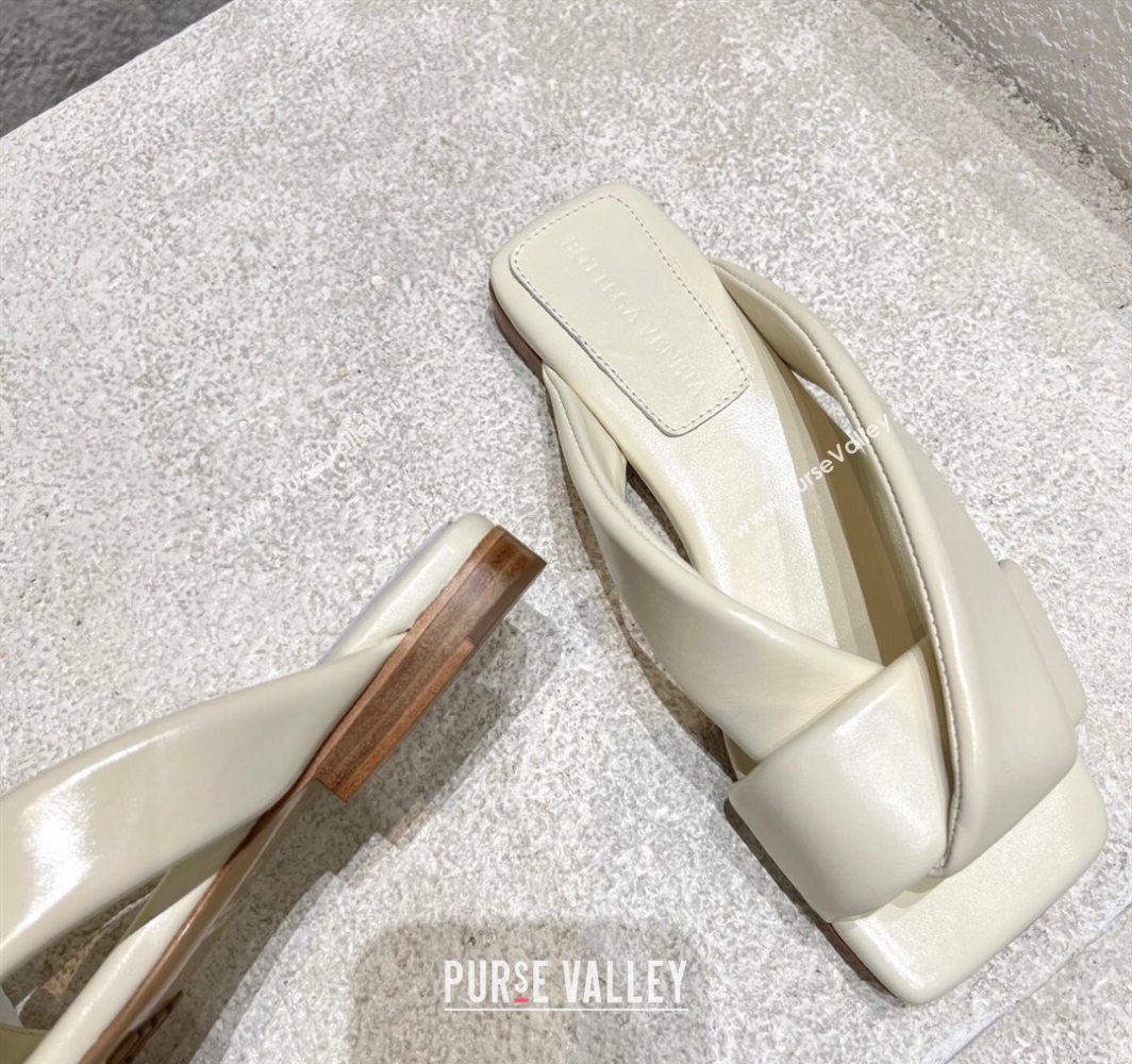 Bottega Veneta Riva Flat Slides Sandal in Shiny Calfskin with Twisted Strap Sea Salt White 2025 (MD-250604046)