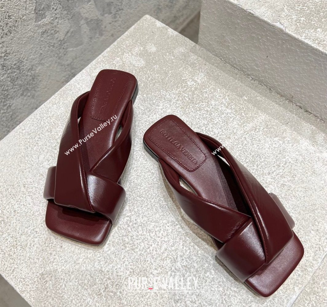 Bottega Veneta Riva Flat Slides Sandal in Shiny Calfskin with Twisted Strap Barolo Red 2025 (MD-250604048)