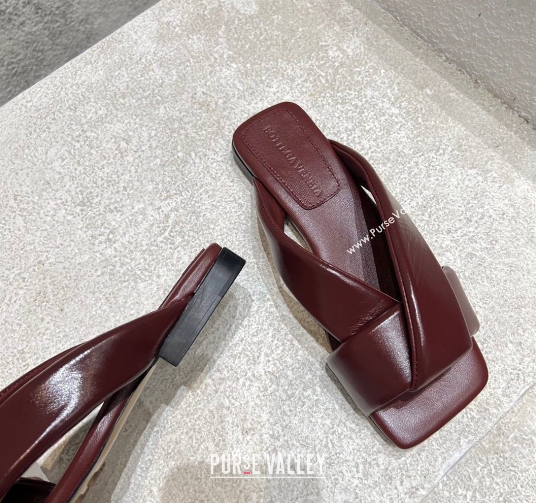 Bottega Veneta Riva Flat Slides Sandal in Shiny Calfskin with Twisted Strap Barolo Red 2025 (MD-250604048)