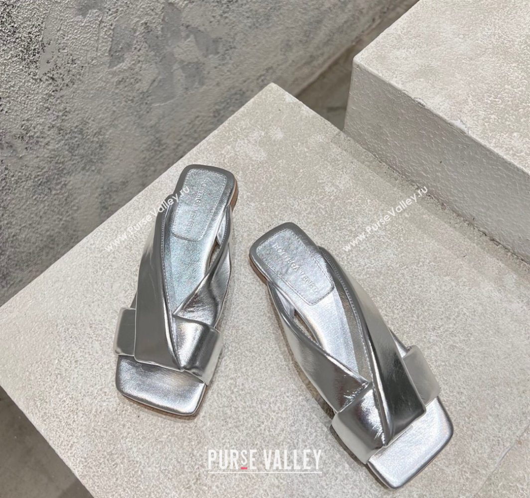 Bottega Veneta Riva Flat Slides Sandal in Shiny Calfskin with Twisted Strap Silver 2025 (MD-250604050)