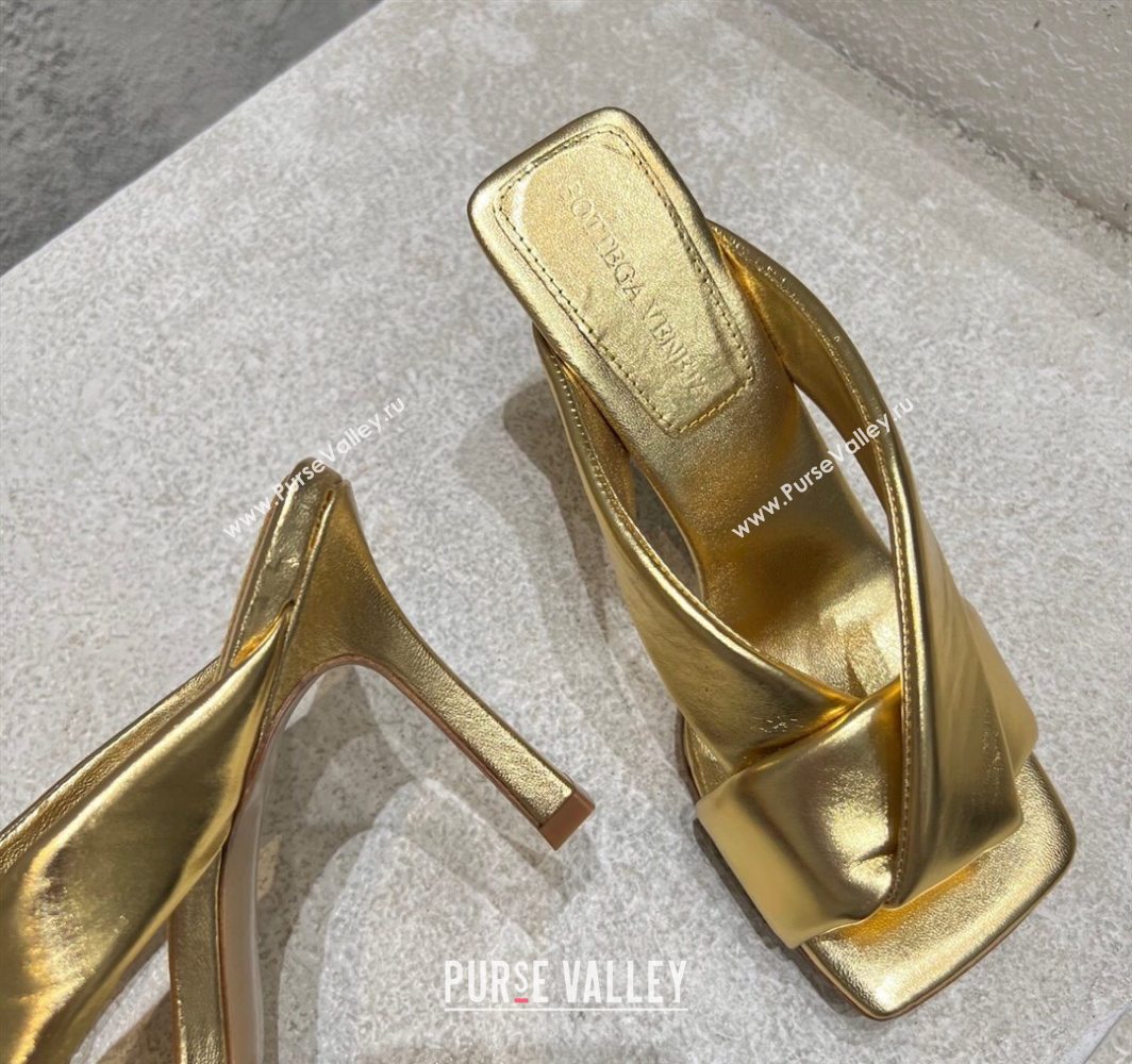 Bottega Veneta Riva Heel Slides Sandal 9cm in Shiny Calfskin with Twisted Strap Gold 2025 (MD-250604051)